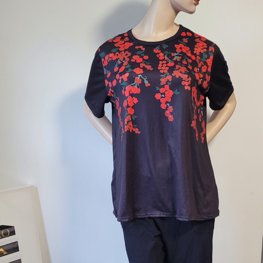 MISSLOOK Black Tee with Red Floral Design